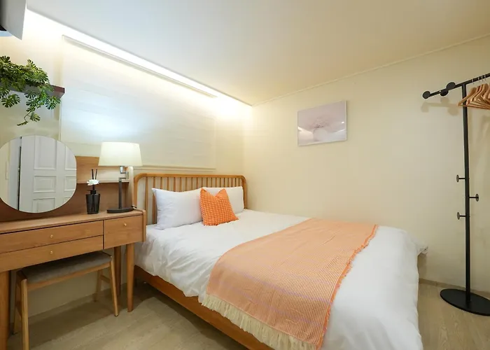 Habitación en casa particular 루미방배스테이,사당역,이수역,공항버스,도보8분,독채,최대6인,퀸침대3개,이태원,명동,동대문,강남,홍대,코엑스